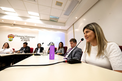 Construção das UBS Leopoldina e Coinma pela Prefeitura Municipal de Porto Alegre, com a presença de representações da comunidade, do poder público e do Grupo Hospitalar Conceição. Ao microfone, Caroline Schirmer, diretora de Atenção Primária da Saúde. 