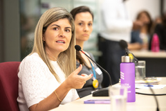 Construção das UBS Leopoldina e Coinma pela Prefeitura Municipal de Porto Alegre, com a presença de representações da comunidade, do poder público e do Grupo Hospitalar Conceição. Ao microfone, Caroline Schirmer, diretora de Atenção Primária da Saúde. 