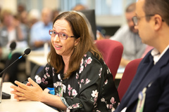 Construção das UBS Leopoldina e Coinma pela Prefeitura Municipal de Porto Alegre, com a presença de representações da comunidade, do poder público e do Grupo Hospitalar Conceição. Ao microfone, Carolina Gasperin, do Grupo Hospitalar Conceição. 