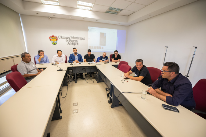 Reunião de Comissão - Pauta: Comunidade do Bairro Costa Gama, com presenças de representantes da comunidade e do secretário adjunto da secretaria de serviços urbanos - SMSURB, Vitorino Baseggio.