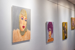Exposição retrata o universo das drag queens