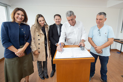 Prefeito Sebastião Melo assina a sanção da lei