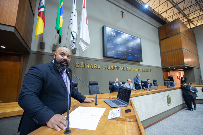 Tribuna Popular: Fundação Walter Peracchi de Barcellos apresenta seus projetos à CMPA. Na tribuna o presidente da fundação, Roberto Alexandre dos Santos