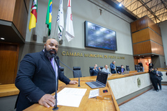 Na tribuna, o presidente da Fundação Walter Peracchi de Barcellos, Roberto Alexandre dos Santos