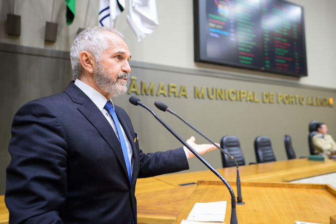 Presidente da Associação dos auditores fiscais da Receita Municipal de Porto Alegre, Joarez Franceschi, na tribuna.