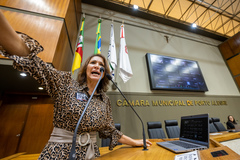 Movimentação de plenário, vereadora Comandante Nádia na tribuna.