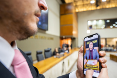 Movimentação de plenário, vereador Ramiro Rosário na tribuna.
