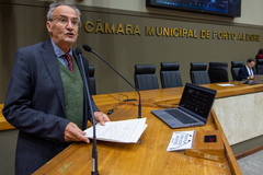 Movimentação de plenário. Na tribuna vereador Airto Ferronato