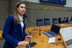 Movimentação de plenário. Na tribuna vereadora Mari Pimentel