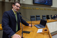 Movimentação de plenário. Na tribuna vereador Professor Alex Fraga