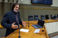 Movimentação de plenário. Na tribuna vereador Aldacir Oliboni