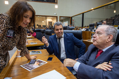 Movimentação de plenário. Na foto vereadores Pablo Melo, Idenir Cecchim e vereadora Comandante Nádia.