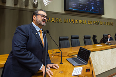 Movimentação de plenário. Na tribuna vereador Clauidio Janta
