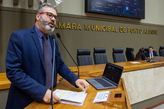 Movimentação de plenário. Na tribuna vereador Roberto Robaina