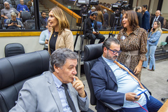 Movimentação de plenário. Na foto vereadoras Mônica Leal, Comandante Nádia, vereadores Cassiá Carpes e Claudio Janta