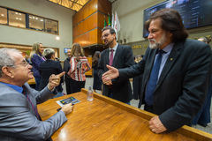 Movimentação de plenário. Na imagem vereadores Idenir Cecchim, Jonas Reis e Aldacir Oliboni.