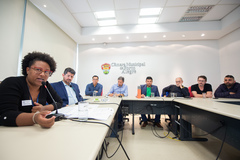 Reunião de Comissão - Pauta: Trabalho Infantil nas ruas de Porto Alegre. No microfone a assistente social da FASC, Márcia de Souza