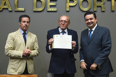 Ademar Schipper recebe diploma entregue por Nagelstein e Wambert (d)