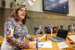 Na Tribuna Popular, a professora e diretora do Sinpro/RS, Cecília Farias