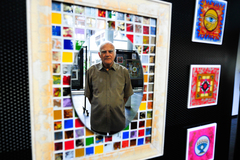 O artista refletido em uma das suas obras expostas no térreo