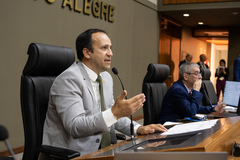 Movimentação de plenário. Presidente Moisés Maluco do Bem e lideranças