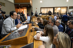 Movimentação de plenário. Presidente Moisés Maluco do Bem e lideranças