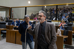 Movimentação de plenário. Vereador Roberto Robaina ao microfone
