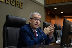 Movimentação de plenário. Diretor legislativo da Casa, Luiz Afonso de Melo Peres