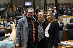 Movimentação de plenário. Vereadora Lourdes Sprenger comemora aprovação de projeto