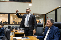 Movimentação de plenário. Vereador Alexandre Bobadra comemora aprovação de projeto