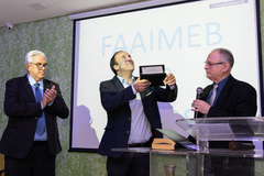 Presidente em exercício Moisés Maluco do Bem é homenageado pela FAAIMEB (Federação de Apoio às Associações, Igrejas e Ministros Evangélicos do Brasil), com o pastor Pastor Amâncio Ferreira, na Igreja Pentecostal Despertai Cristo Vem