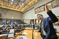 Movimentação de plenário, na tribuna vereador Professor Alex Fraga