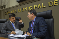 Movimentação de plenário. Na imagem vereador José Freitas e presidente Hamilton Sossmeier.