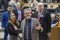 Movimentação de plenário. Na imagem vereadores Roberto Robaina, Tiago Albrecht e vereadora Mari Pimentel.