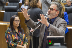 Movimentação de plenário. Na imagem vereador Roberto Robaina e vereadora Claudia Araujo.
