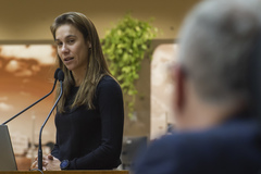 Movimentação de plenário. Em destaque na imagem vereadora Mari Pimentel.