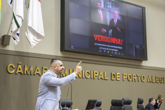Movimentação de plenário. Na tribuna vereador Alexandre Bobadra