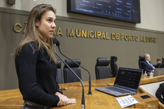 Reunião Conjunta das Comissões. Na tribuna vereadora Mari Pimentel.