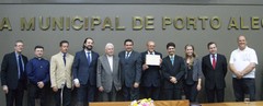 Da esquerda para a direita, Jorge Sant'Anna, padre Laênio Custódio, vereador Valter Nagelstein, Paulo Mecabô, arcebispo emérito de Porto Alegre Dom Dadeus Grings, vereador Professor Wambert, Armando Schipper, vereador Matheus Ayres, vereadora Juliana Martin, vereador Júlio Cesar Pereira da Silva e padre José Antônio Rais Heinzmann.