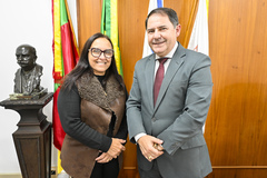 Presidente Hamilton Sossmeier recebe a vereadora Cláudia Araújo