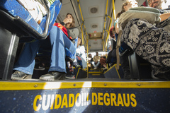 Linha de Turismo. Turismo. Porto Alegre. Ônibus. Aviso. Aviso de Degraus.