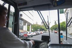 Linha de Turismo. Turismo. Porto Alegre. Ônibus. Praça. Praça Júlio de Castilhos. Catedral Metropolitana de Porto Alegre Madre de Deus. Motorista.