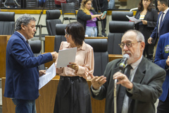 Movimentação de plenário. Na imagem vereadores Cassiá Carpes, Pedro Ruas e vereadora Comandante Nádia.
