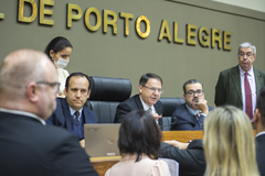 Movimentação de plenário. Em destaque na imagem vereadores Moisés Maluco do Bem, Claudio Janta e presidente Hamilton Sossmeier.