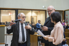 Movimentação de plenário. Na imagem vereadores Pedro Ruas, Tiago Albrecht e vereaodora Comandante Nádia.