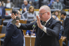 Movimentação de plenário. Em destaque na imagem vereador Tiago Albrecht