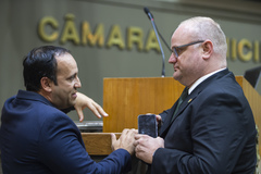Movimentação de plenário. Na imagem vereadores Moisés Maluco do Bem e Tiago Albrecht.