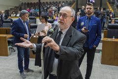 Movimentação de plenário. Na imagem vereadores Pedro Ruas, Cassiá Carpes, Jessé Sangalli e vereadora Comandante Nádia.