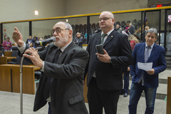 Movimentação de plenário. Na imagem vereadores Pedro Ruas, Cassiá Carpes e Tiago Albrecht.