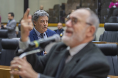 movimentação de plenário. Em detaque na imagem vereador Cassiá Carpes.